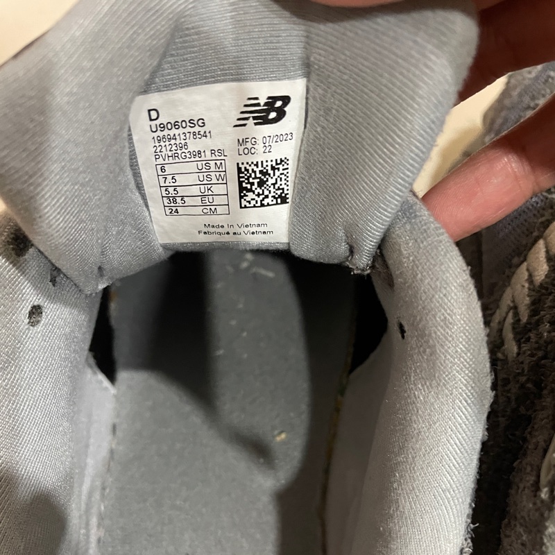 New Balance 紐巴倫 NB 9060 灰色 U9060SG 尺寸:US6M/US7.5W/UK5.5/EU38.5/CM24 穿約一個月 有輕微破損如圖 不介意者購買-6