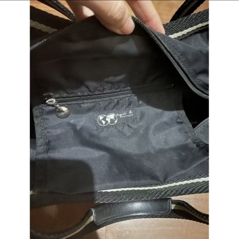 agnes b.水餃包 特殊logo款 大容量 有拉鍊 拉鍊皆有logo 用過約5-7次 塵封衣櫃時間稍久 狀態如照片 內裡與外觀基本沒有破損與髒污 底部四個角也無破裂 邊邊有靠近最外側一點點掉色 基本使用距離不明顯 不介意者購買 若有任何問題可詢問 幾年前購於日本百貨專櫃-4
