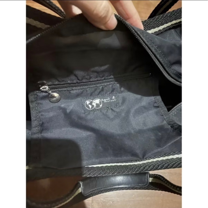 agnes b.水餃包 特殊logo款 大容量 有拉鍊 拉鍊皆有logo 用過約5-7次 塵封衣櫃時間稍久 狀態如照片 內裡與外觀基本沒有破損與髒污 底部四個角也無破裂 邊邊有靠近最外側一點點掉色 基本使用距離不明顯 不介意者購買 若有任何問題可詢問 幾年前購於日本百貨專櫃-12