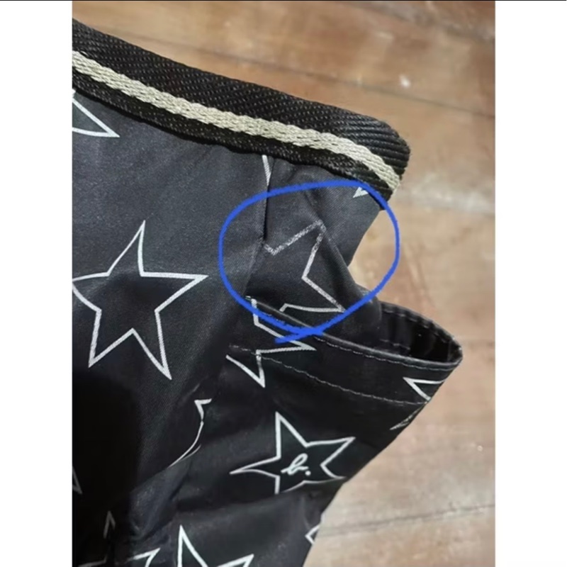 agnes b.水餃包 特殊logo款 大容量 有拉鍊 拉鍊皆有logo 用過約5-7次 塵封衣櫃時間稍久 狀態如照片 內裡與外觀基本沒有破損與髒污 底部四個角也無破裂 邊邊有靠近最外側一點點掉色 基本使用距離不明顯 不介意者購買 若有任何問題可詢問 幾年前購於日本百貨專櫃-15