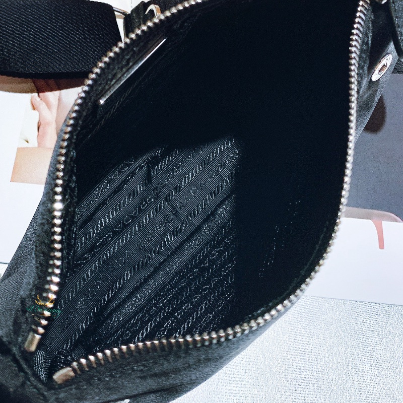 【 全新商品 】PRADA 1BH168 Re-Nylon 黑色 銀三角 尼龍 三合一 麻將包 鍊包 多空能背法-6