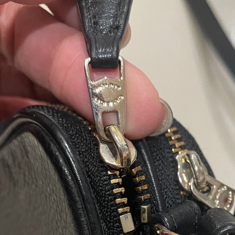 coach隨身斜背包 皮質非常好 吊牌已剪 工作關係 服裝搭配用 搭配服裝使用 型號 53372-6
