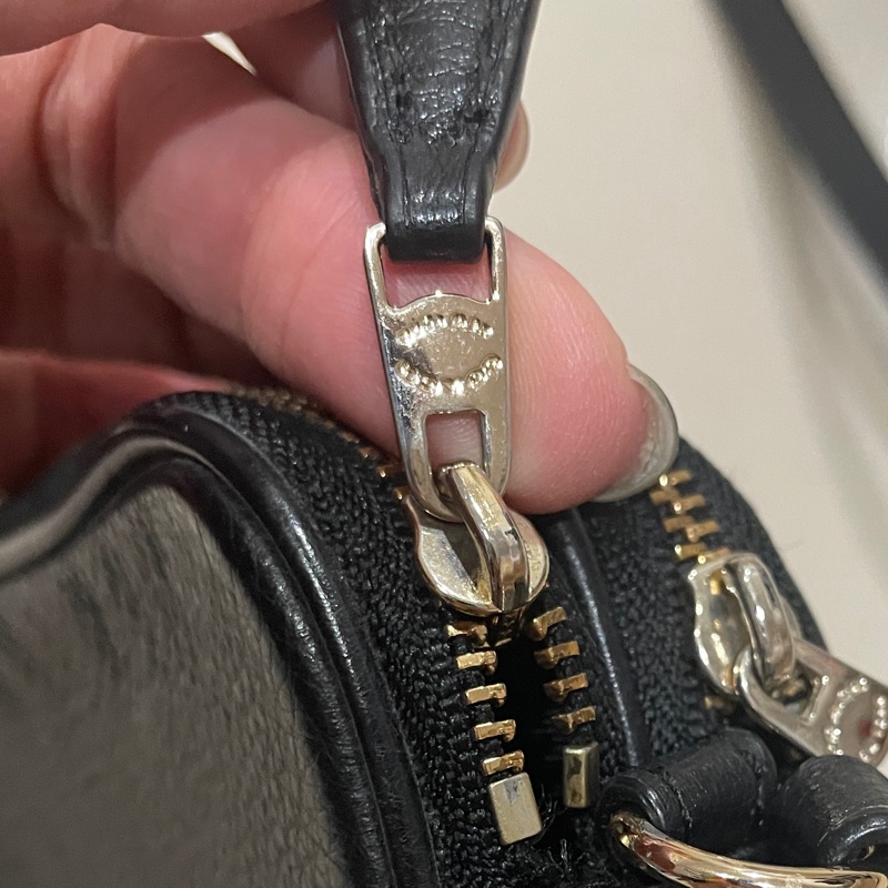 coach隨身斜背包 皮質非常好 吊牌已剪 工作關係 服裝搭配用 搭配服裝使用 型號 53372-16
