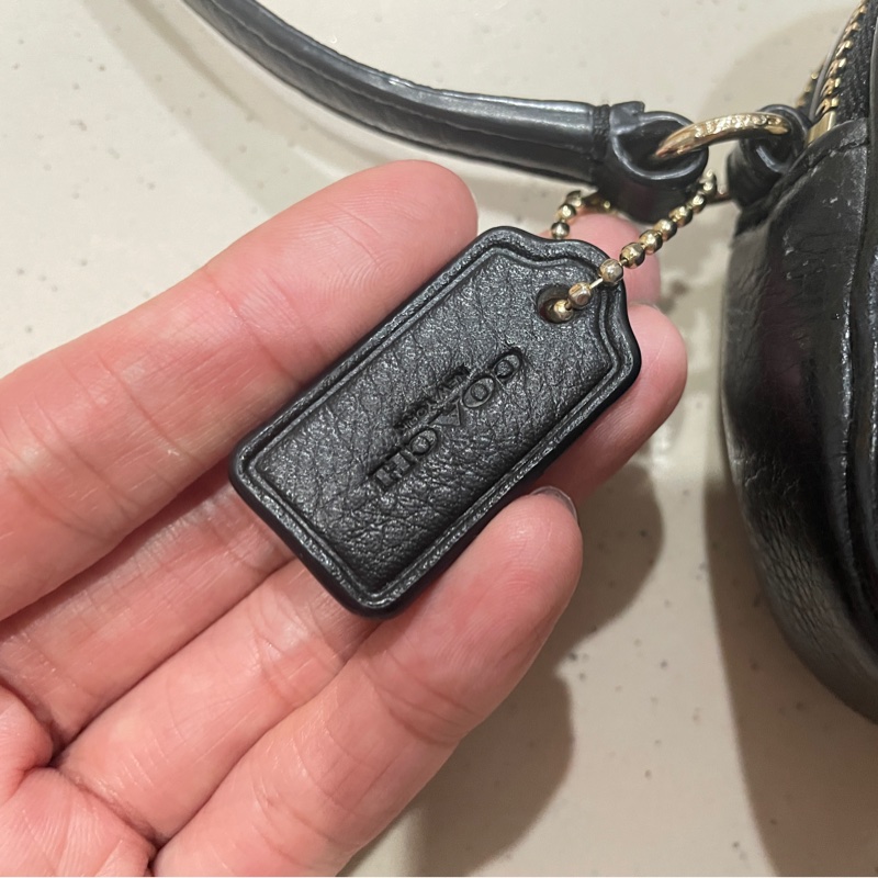 coach隨身斜背包 皮質非常好 吊牌已剪 工作關係 服裝搭配用 搭配服裝使用 型號 53372-17