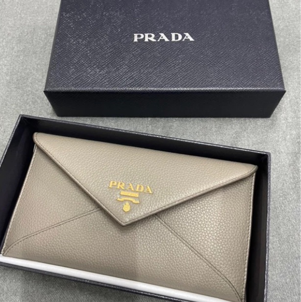 PRADA 牛皮皮革 金扣 信封 錢包 (3人追蹤)-4