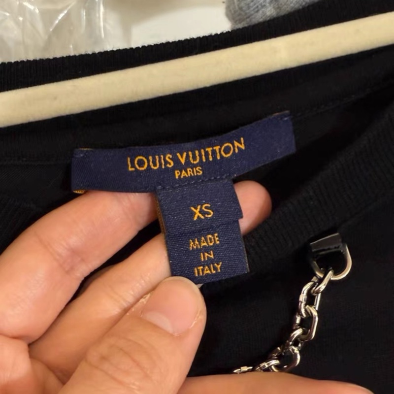 lv T恤 上衣 女生 xs 自用 吊牌還在 Louis Vuitton 印花T恤 鏈條上衣 經典款 1A84CO 黑色-2