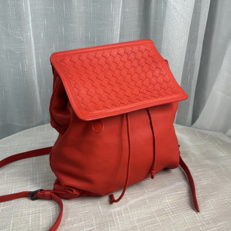 BV 紅色編織翻蓋抽繩後背包30*30*6 98新-1