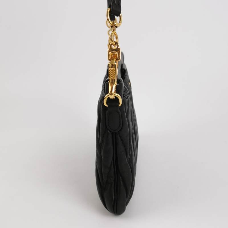 Miu Miu Matelassé 羊皮 純色 褶皺 字母 Logo 斜背包 單肩包-3