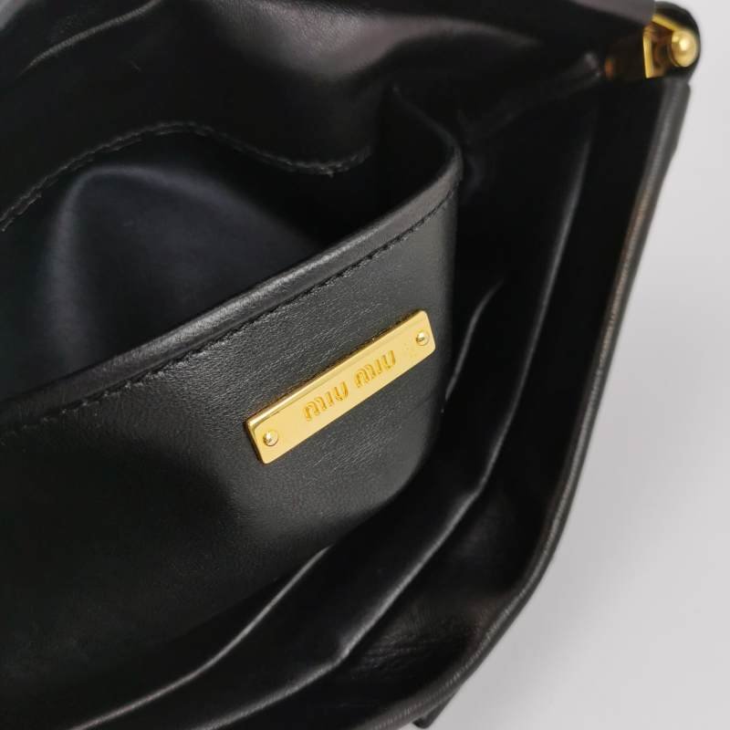 Miu Miu Matelassé 羊皮 純色 褶皺 字母 Logo 斜背包 單肩包-7