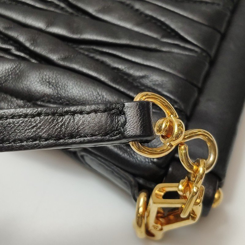 Miu Miu Matelassé 羊皮 純色 褶皺 字母 Logo 斜背包 單肩包-11