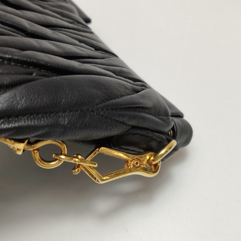 Miu Miu Matelassé 羊皮 純色 褶皺 字母 Logo 斜背包 單肩包-12