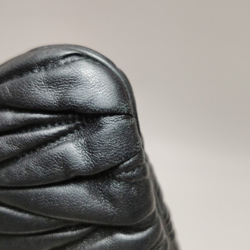 Miu Miu Matelassé 羊皮 純色 褶皺 字母 Logo 斜背包 單肩包-14