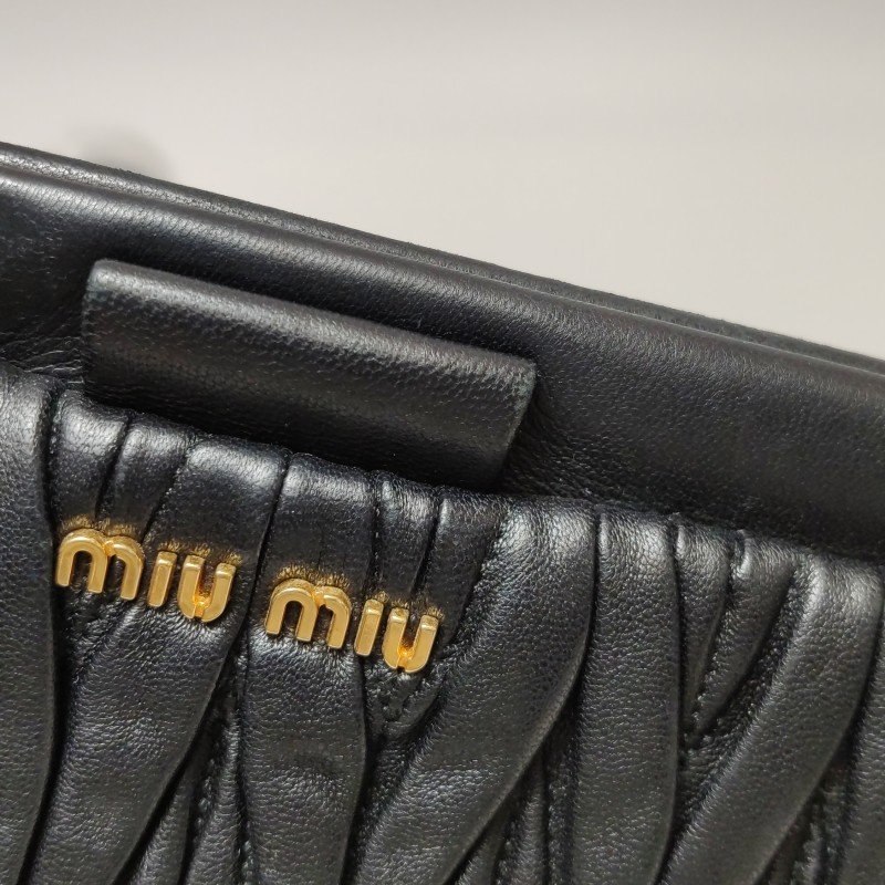 Miu Miu Matelassé 羊皮 純色 褶皺 字母 Logo 斜背包 單肩包-15