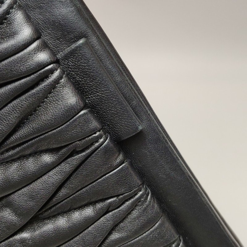 Miu Miu Matelassé 羊皮 純色 褶皺 字母 Logo 斜背包 單肩包-16