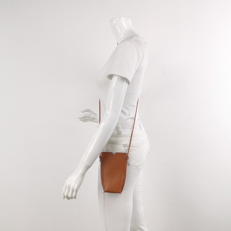 Loewe Gate Pocket 牛皮logo 壓紋斜垮單肩包-2