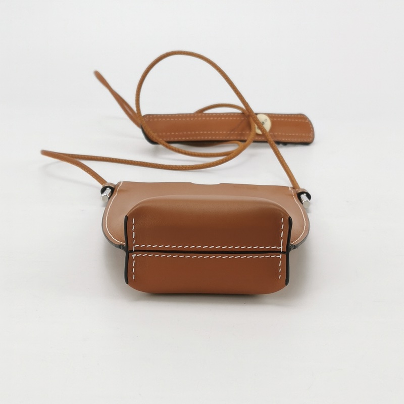 Loewe Gate Pocket 牛皮logo 壓紋斜垮單肩包-4