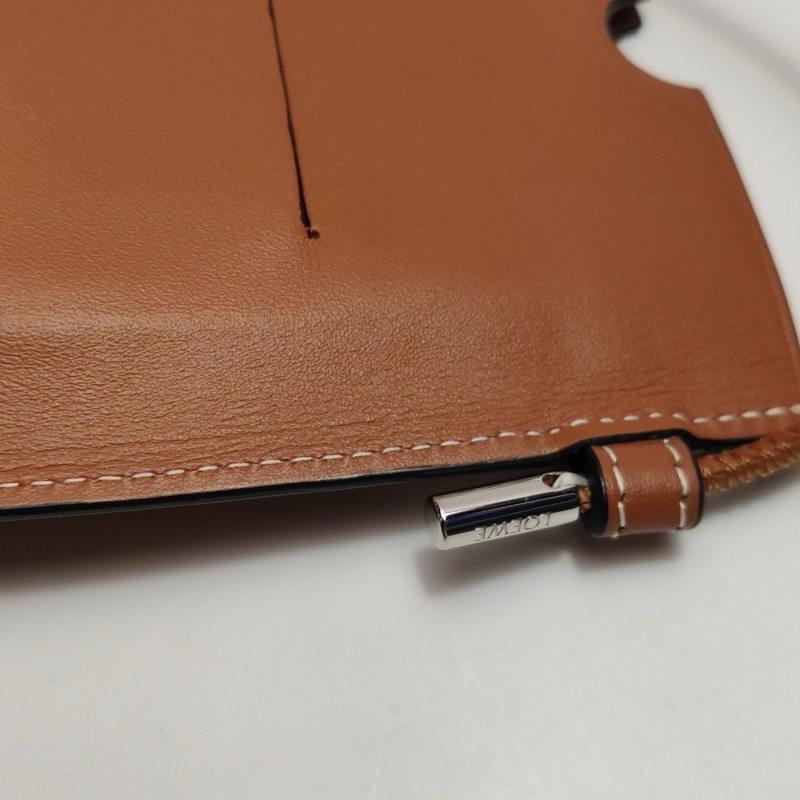 Loewe Gate Pocket 牛皮logo 壓紋斜垮單肩包-10