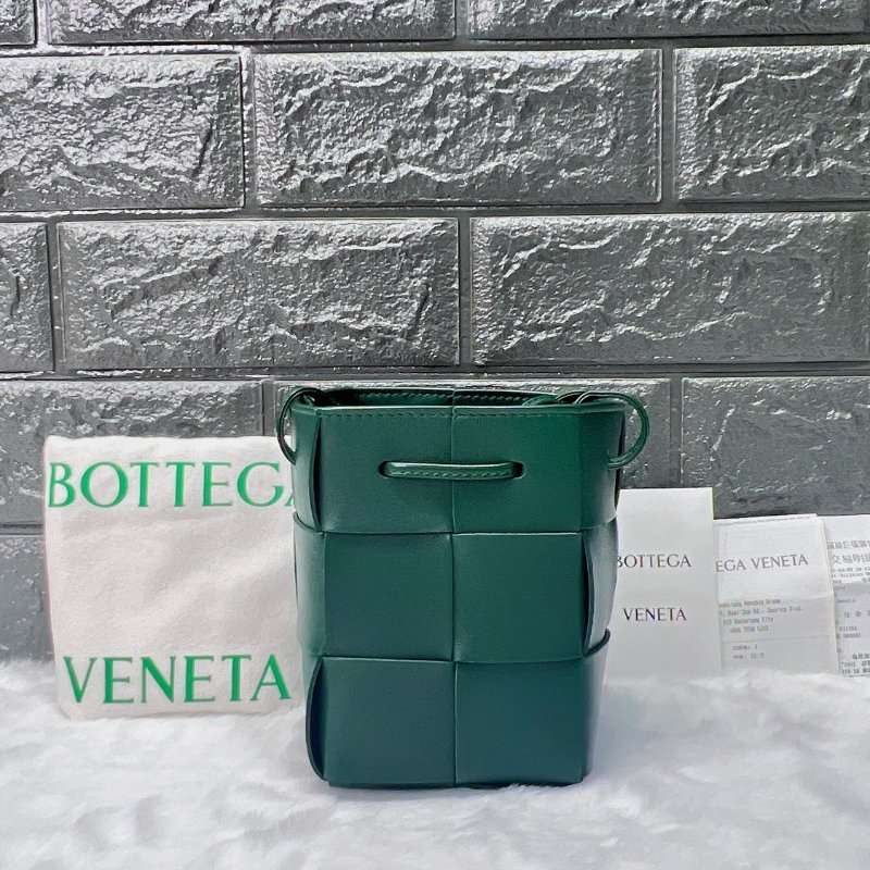 BV Cassette六格編織迷你水桶包-0