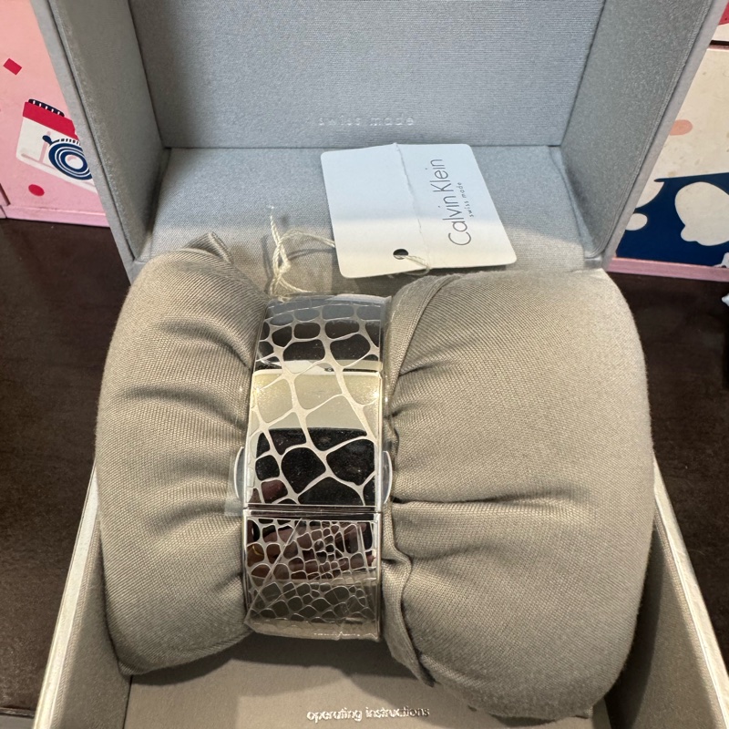 Calvin Klein CK銀色ck女性扣錶-2