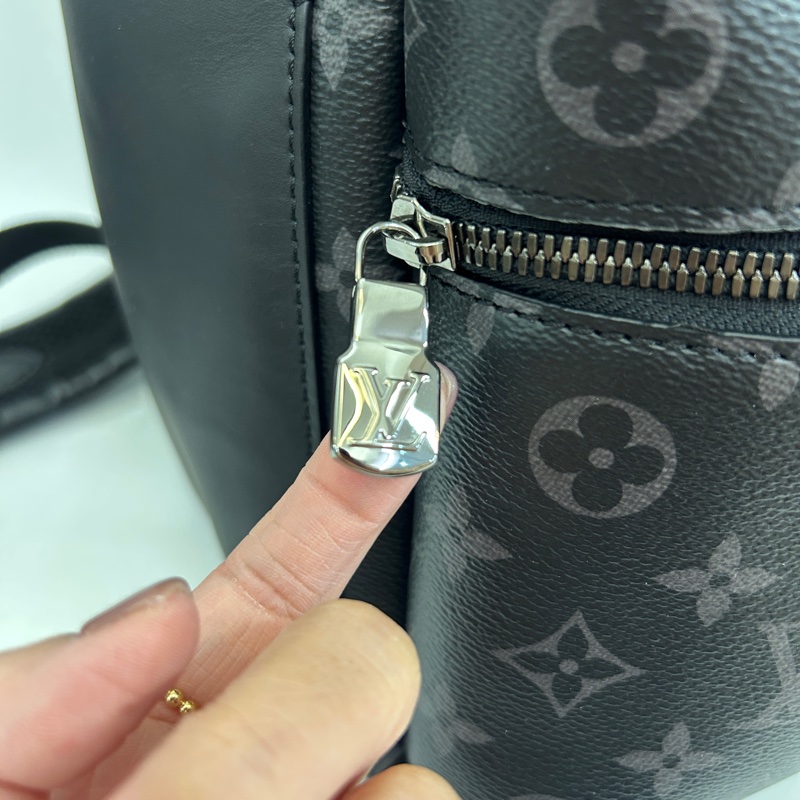 Lv 黑牛皮Discovery PM後背包-5