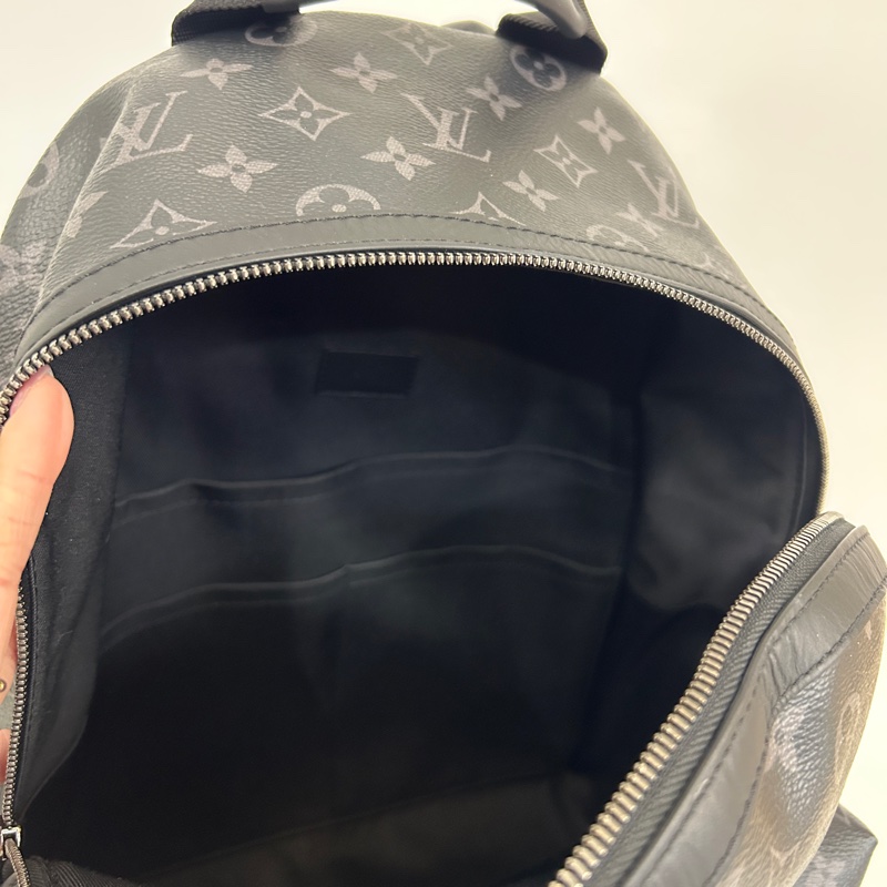 Lv 黑牛皮Discovery PM後背包-6