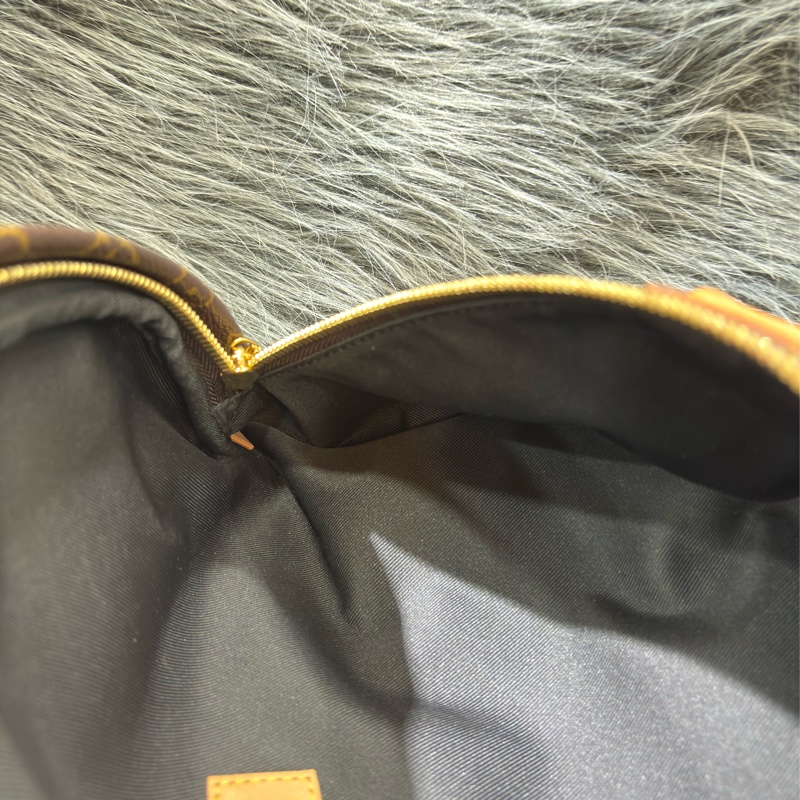 LV M43644 原花 字紋 手拿包 腰包 胸口包 霹靂包 後背包 斜背包 肩背包 手提包-51