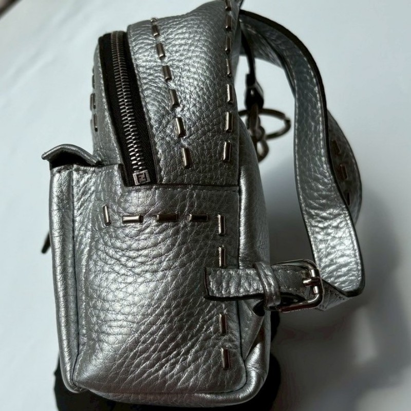 Fendi 銀皮迷你後背包 /可當吊飾-11