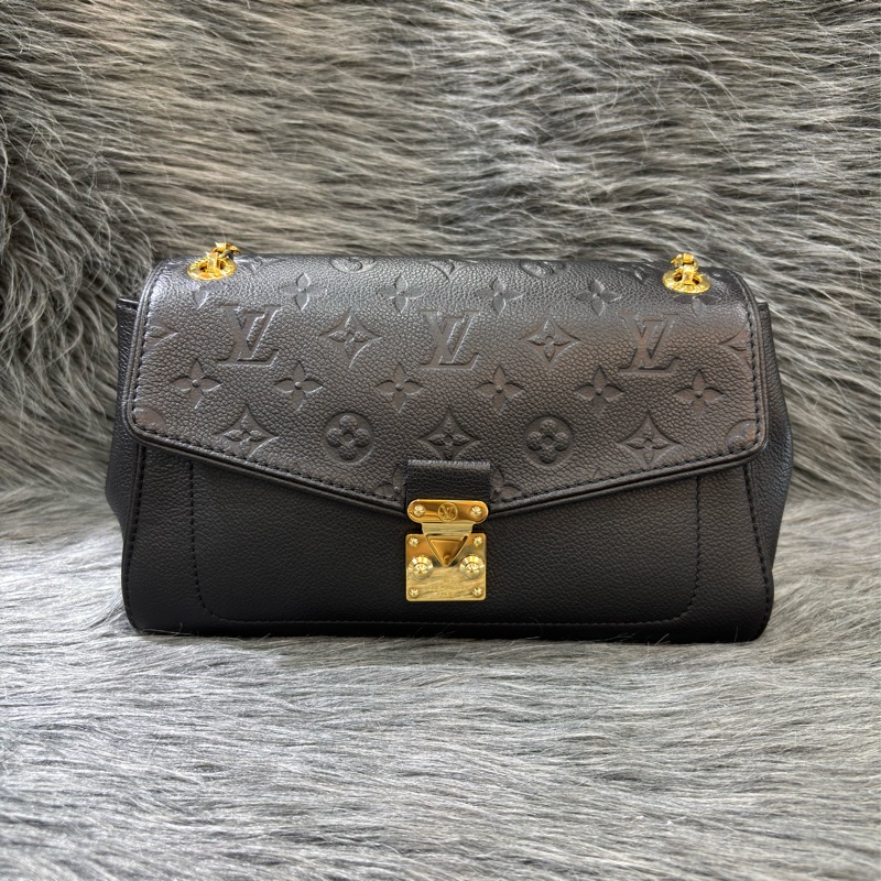 LV M48931 GERMAIN PM 黑色 牛皮 原花 壓紋 金鍊 肩背包 側背包 掀蓋包 下蓋包-1