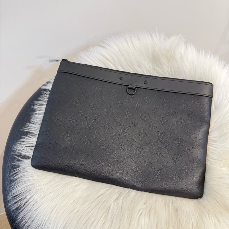 LV 黑壓紋牛皮手拿包-0