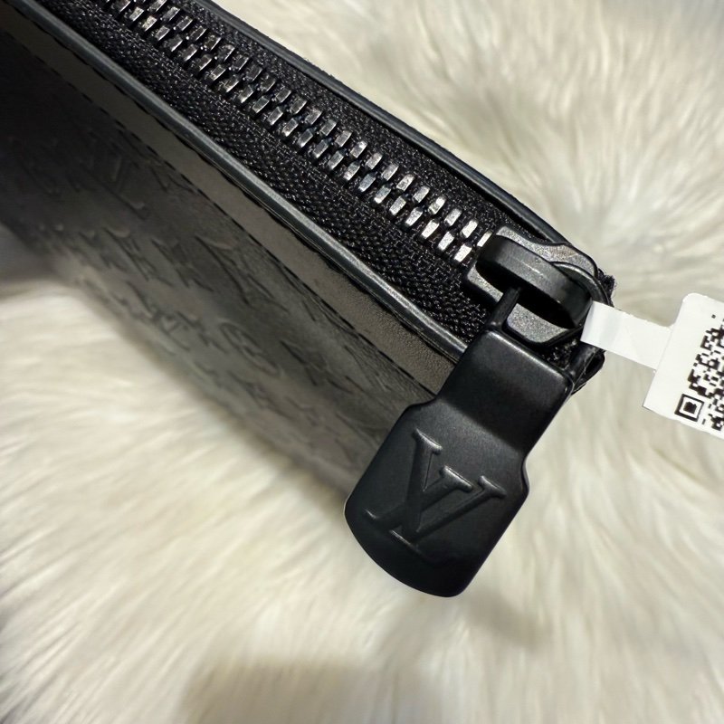 LV 黑壓紋牛皮手拿包-4