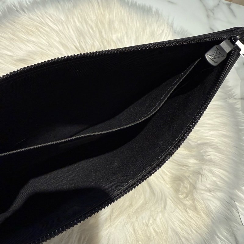 LV 黑壓紋牛皮手拿包-7