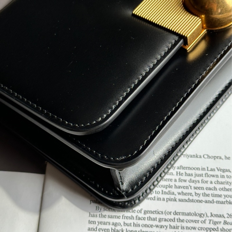 ‎˗ˏˋ 一看就是有在讀書 º· 𓈒꙳ ‎˖ Bottega Veneta Classic 黑色金釦 斜背包 側背包-7