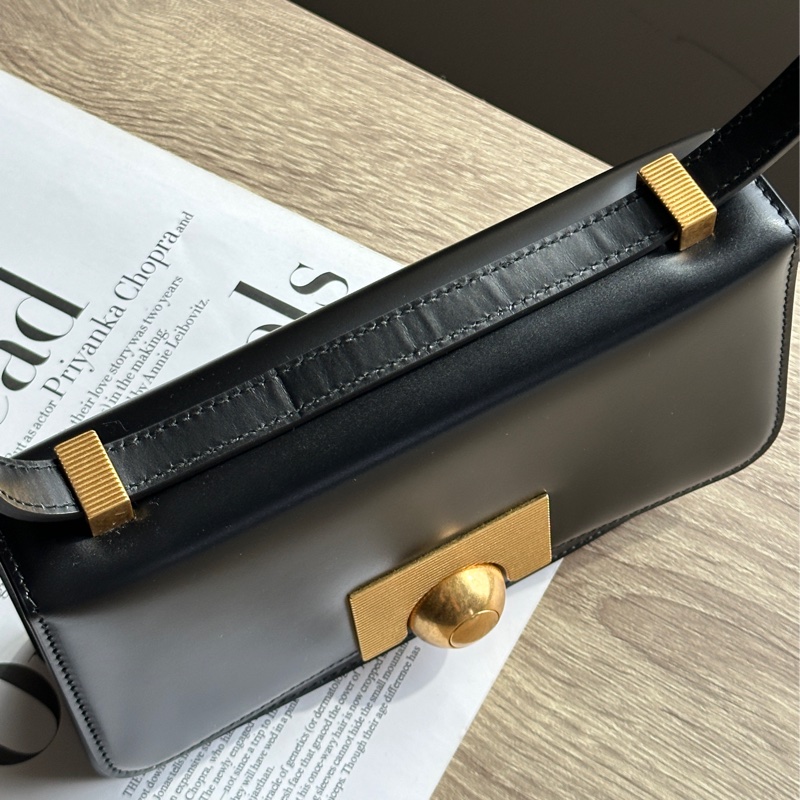 ‎˗ˏˋ 一看就是有在讀書 º· 𓈒꙳ ‎˖ Bottega Veneta Classic 黑色金釦 斜背包 側背包-10