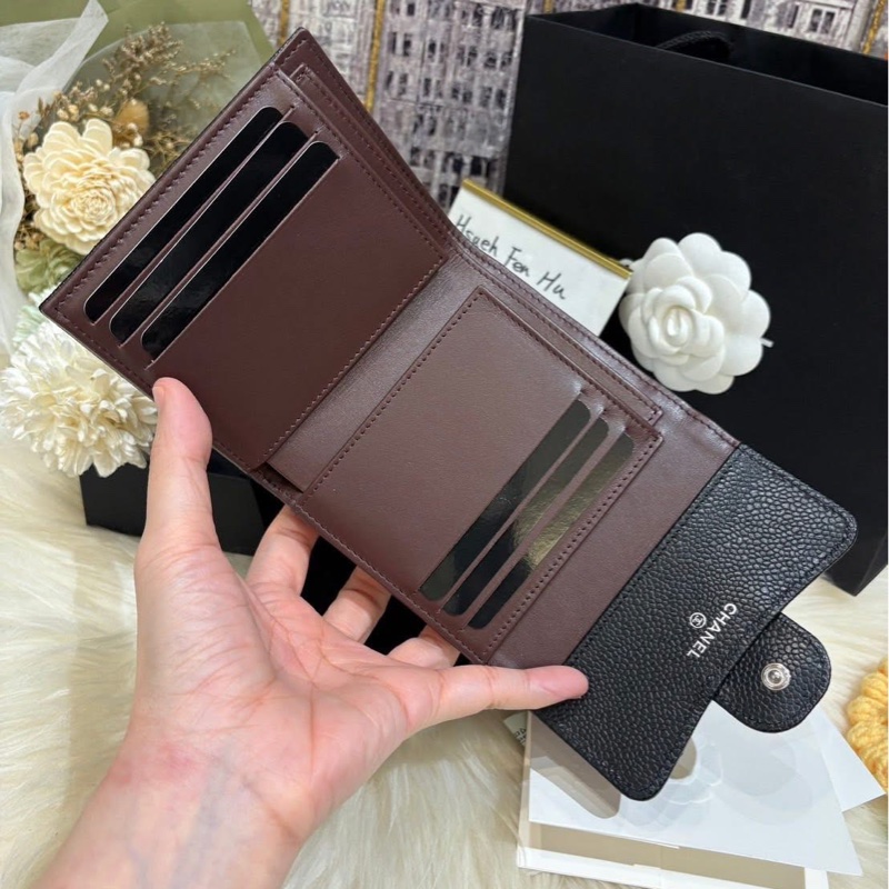 香奈兒2025芯片款 離櫃未使用近全新 經典熱門缺貨款 黑銀荔枝皮 三折短夾-2