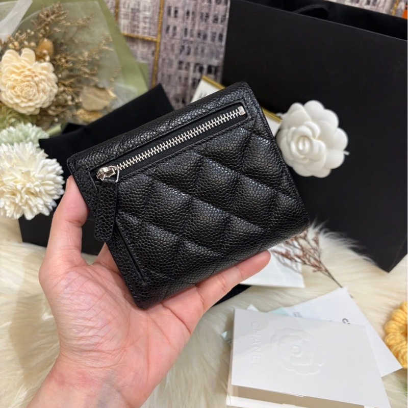 香奈兒2025芯片款 離櫃未使用近全新 經典熱門缺貨款 黑銀荔枝皮 三折短夾-7