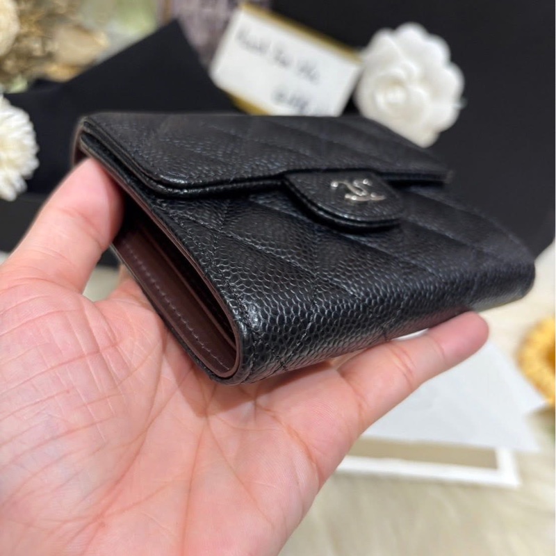香奈兒2025芯片款 離櫃未使用近全新 經典熱門缺貨款 黑銀荔枝皮 三折短夾-11