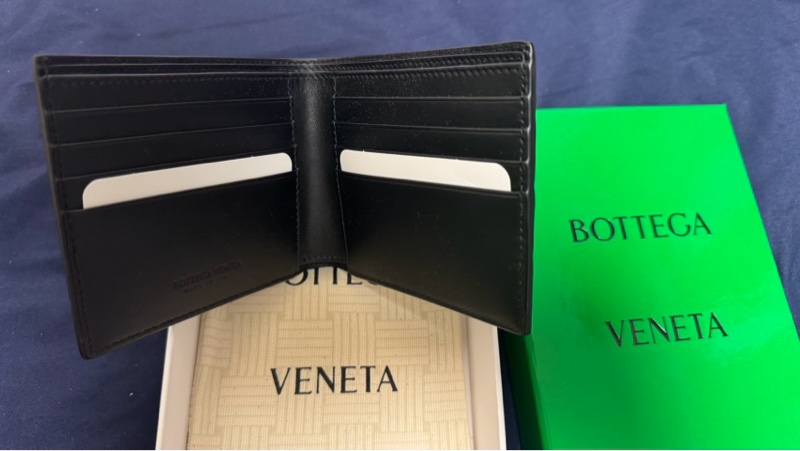 <全新>BOTTEGA VENETA 黑 牛皮 中格(八卡對開短夾)-1
