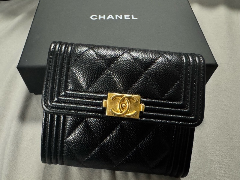 9成新 CHANEL 香奈兒 BOY 經典仿舊雙C LOGO菱格紋牛皮三折零錢短夾(黑)-8