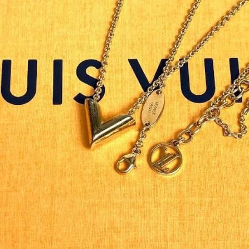 全新 LV
Essential V 金色飾面黃銅金屬 項鍊 M00857-3