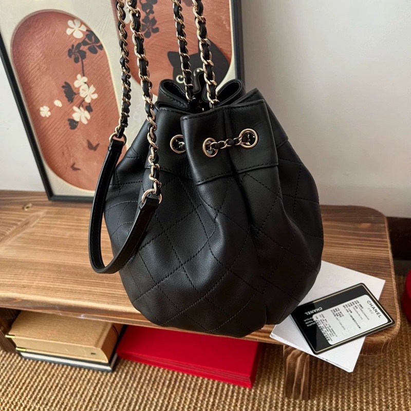 卡標齊全😍Chanel黑金外縫線抽繩小水桶肩背包🪣-7