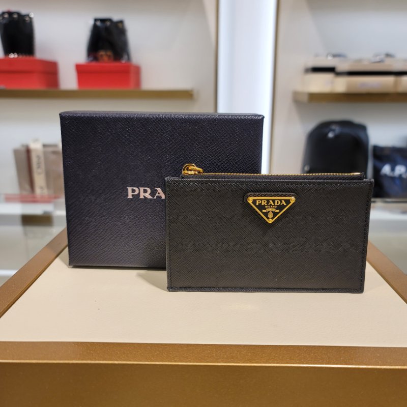 🎉新品好折扣✨Prada 1MC086 Saffiano 皮革十字紋拉鍊零錢卡片套 黑色-1