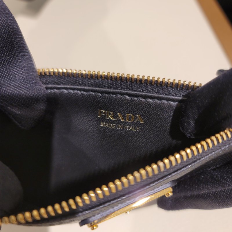 🎉新品好折扣✨Prada 1MC086 Saffiano 皮革十字紋拉鍊零錢卡片套 黑色-4