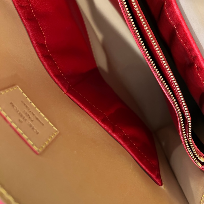 Louis Vuitton x Christian Louboutin 聯名款M41234 小馬皮革卯釘手提包-8