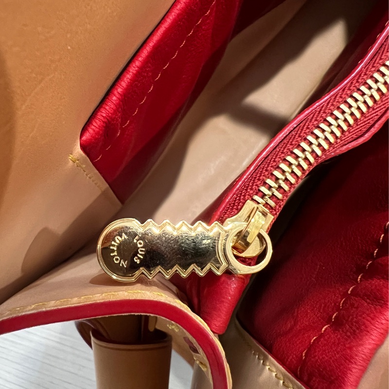 Louis Vuitton x Christian Louboutin 聯名款M41234 小馬皮革卯釘手提包-9