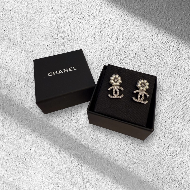 CHANEL 雙C Logo水鑽珍珠花朵耳環-0