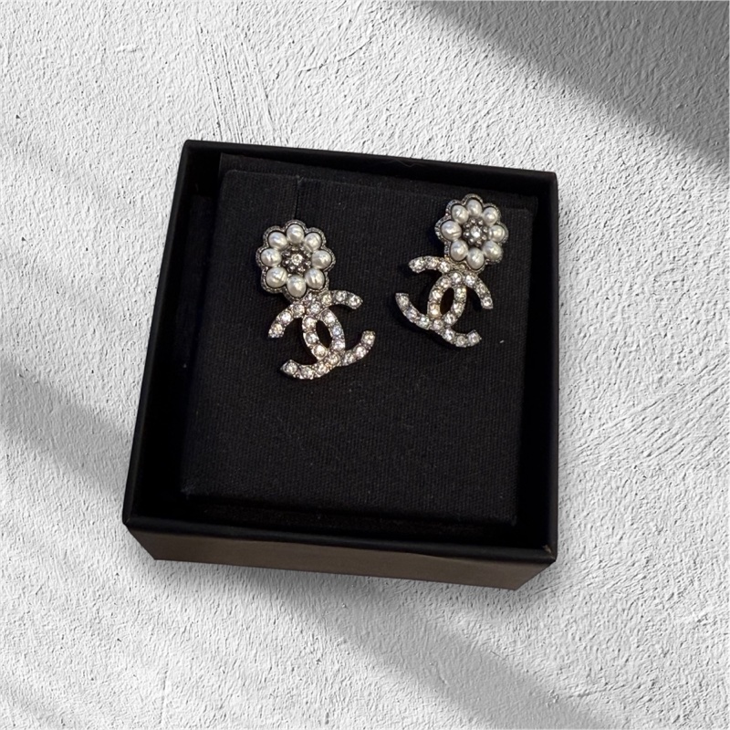 CHANEL 雙C Logo水鑽珍珠花朵耳環-1