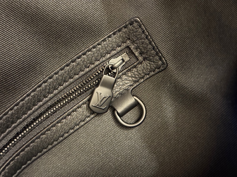 LV Excursion Tote 黑色皮革經典花紋托特包-14