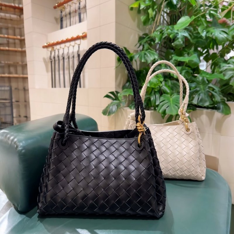 🎉新品好折扣✨Bottega Veneta 835921 Parachute 羊皮編織中款降落傘包 黑色-1