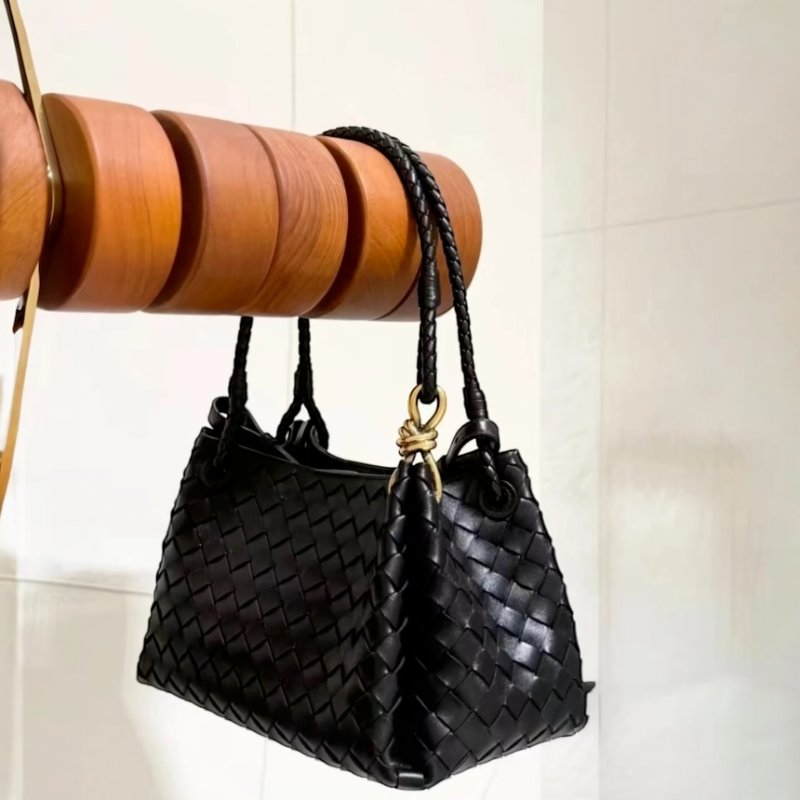 🎉新品好折扣✨Bottega Veneta 835921 Parachute 羊皮編織中款降落傘包 黑色-3
