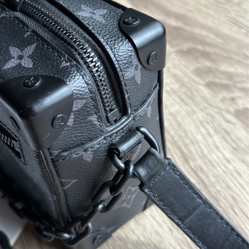 ˗ˏˋ 男生包包首選 º· 𓈒꙳ ˖ Louis Vuitton M44735 王鶴棣同款 Mini Soft Trunk 黑武士 斜背包-10